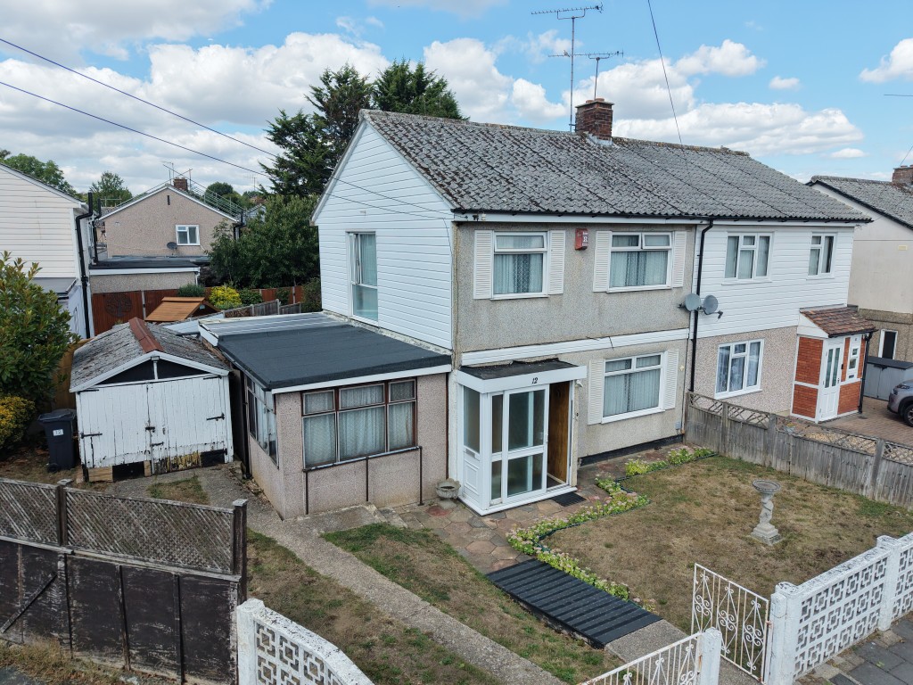 Lot: 81 - VACANT SEMI-DETACHED HOUSE REQUIRING MODERNISATION - External image of property from street